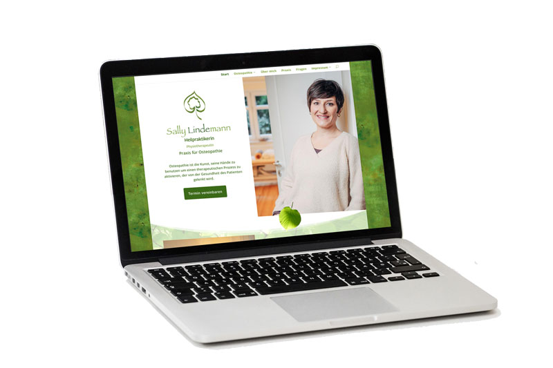 Ein Macbook Pro mit der Website der Osteopathin Sally Lindemann aus Hamburg: Ein grüner Fond, der Content ist weiß und leicht.